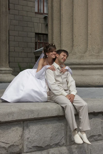 Nevěsta a ženich sedí Royalty Free Stock Fotografie