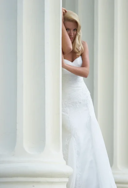 The bride near the column — Stock Photo, Image