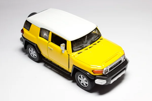 Żółty jeep na białym tle — Zdjęcie stockowe