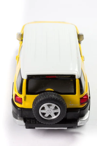 El jeep amarillo sobre un fondo blanco —  Fotos de Stock