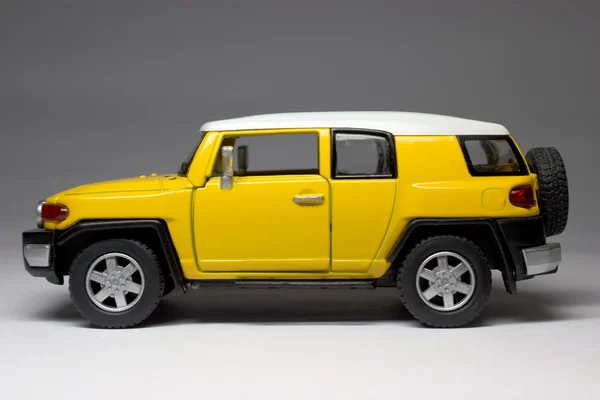 El jeep amarillo sobre un fondo blanco —  Fotos de Stock