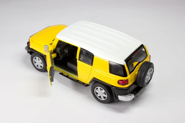 La jeep gialla su sfondo bianco — Foto Stock