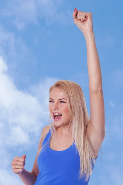 우승자 여자-캐주얼 영 성공적인 푸른 하늘 배경에서 매우 흥분 — 스톡 사진