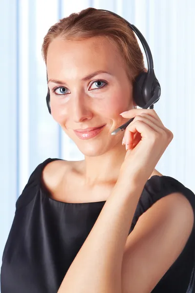 Closeup ile çalışan bir kadın müşteri hizmetleri temsilcisi — Stok fotoğraf