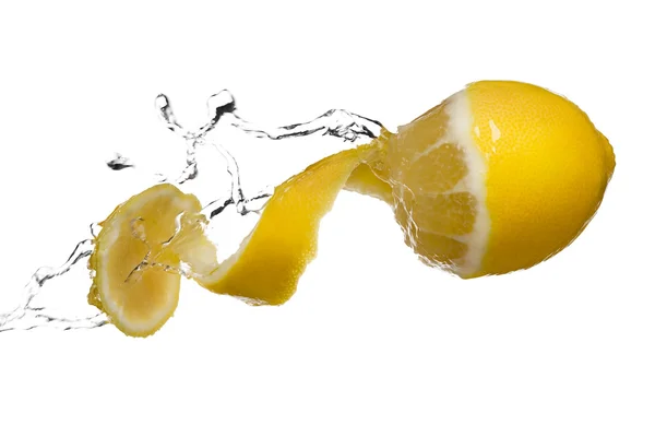 Beyaz arka plan üzerinde izole sarı limon splash makro — Stok fotoğraf