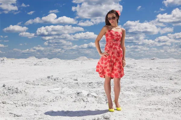 可爱的年轻女子在雪上的红裙子 — 图库照片