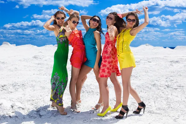 Cinco meninas sexy bonito na neve pronto para a festa — Fotografia de Stock