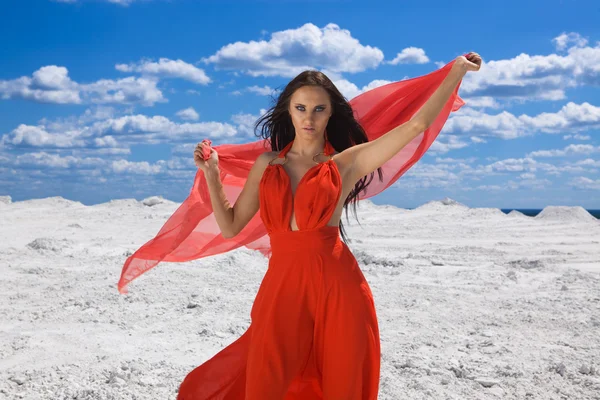 Söt ung sexig kvinna i röd klänning på snön — Stockfoto
