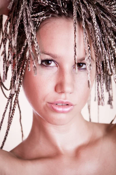 Ritratto di bella ragazza con trecce africane — Foto Stock