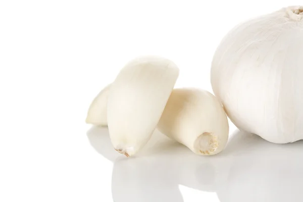 Testa di aglio fresco e spicchi isolati su bianco — Foto Stock