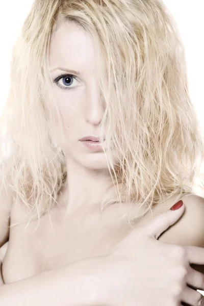 Roztomilá mladá blondýnka portrét izolovaných na bílém pozadí — Stock fotografie
