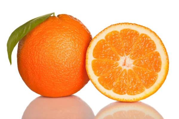 Oranžové a plátek pomeranče, izolované na bílém — Stock fotografie