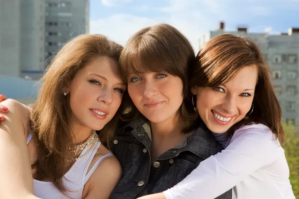 Drie gelukkige schattige jonge meisjes — Stockfoto