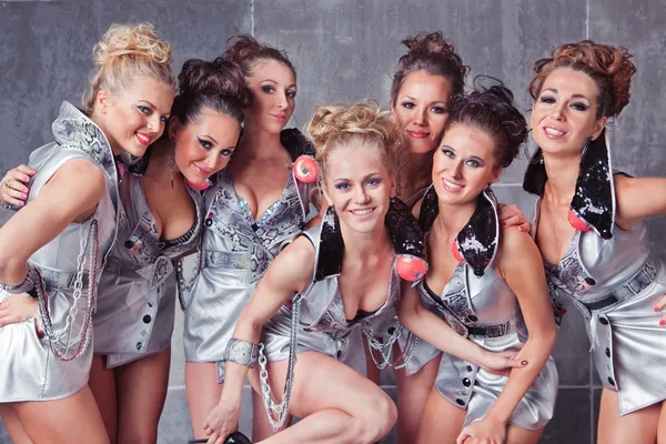Grupp av sju glada leende söta flickor i silver go-go kostym — Stockfoto