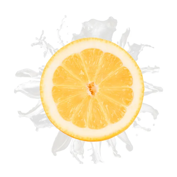 Gesneden citroen plons met melk geïsoleerd op witte achtergrond — Stockfoto