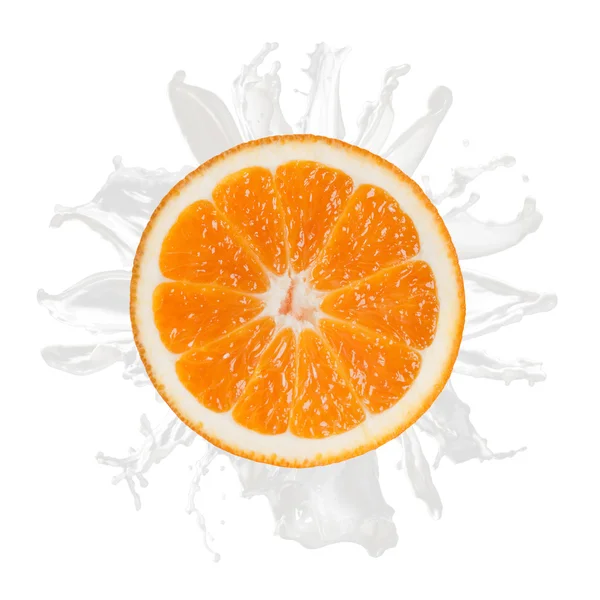 Salpicos de laranja fatiada com leite isolado no fundo branco — Fotografia de Stock
