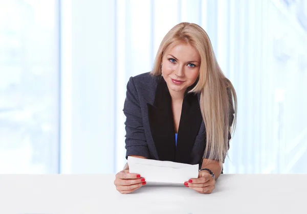 Porträt einer attraktiven jungen Geschäftsfrau mit Vertrag — Stockfoto