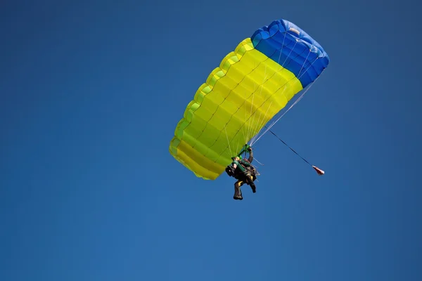 Yellow and blue tandem canopy landing. — Stock Photo, Image