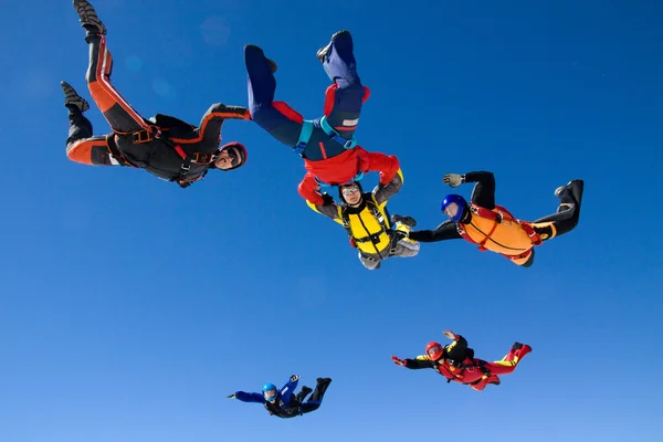 Groep van parachutisten in formatie — Stockfoto