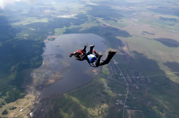 Двое парашютистов высоко на земле — стоковое фото