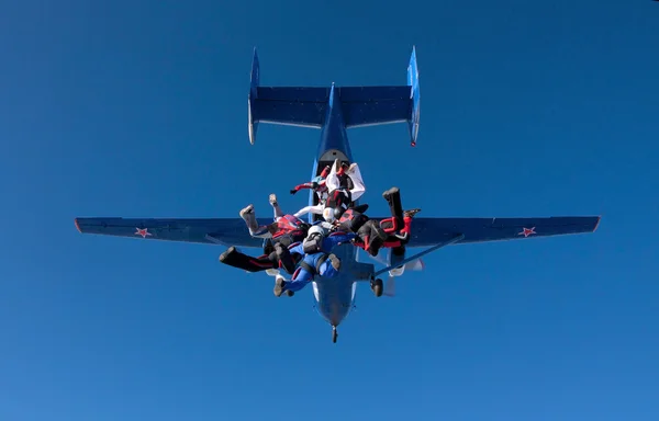 Groupe de parachutistes avion de sortie — Photo