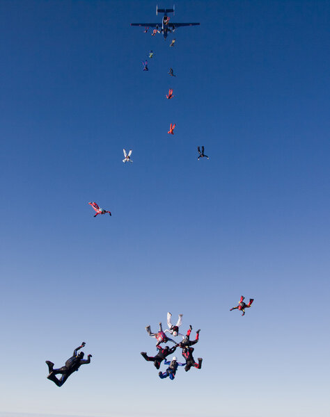 Группа парашютистов покидает самолет
