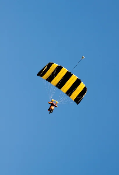 Żółty i czarny baldachim w błękitne niebo — Zdjęcie stockowe