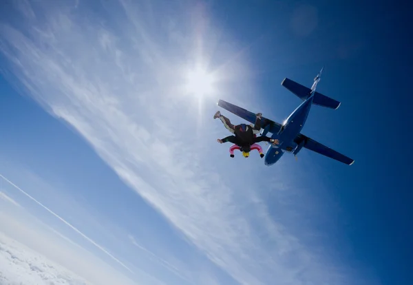 Skydiving tandem jumping from airplane — Stock Photo, Image