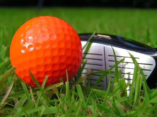 М'яч для гольфу помаранчевий — стокове фото