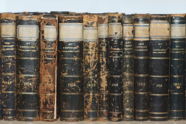 Ряд старинных книг — стоковое фото
