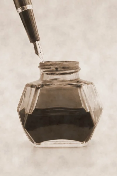 Чернильница и перьевая ручка — стоковое фото