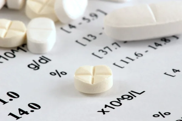 Tabletták és az elemzés lap — Stock Fotó