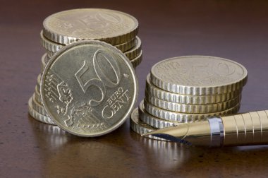 50 sent euro para ve kalem yığını