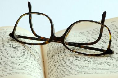 açık bir kitap ve gözlük