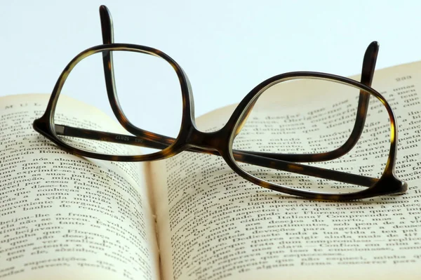 Ανοιχτό βιβλίο και γυαλιά — Φωτογραφία Αρχείου
