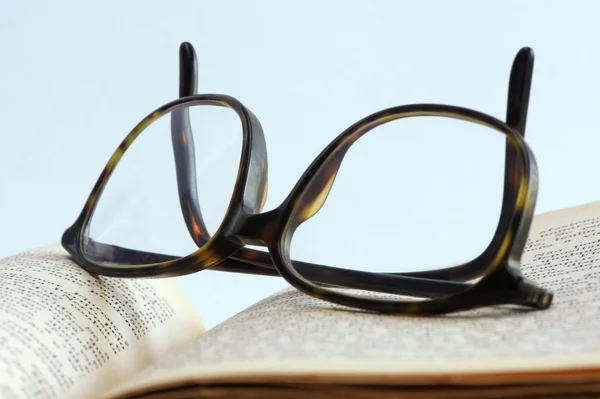 Очки для чтения — стоковое фото