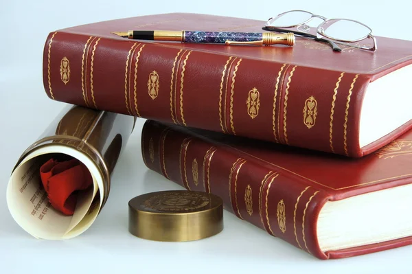Books and graduation diploma — Stock Photo, Image