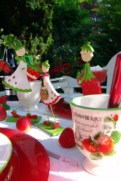 Table decoration with strawberrys. — Stock Photo, Image