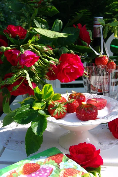 Tischdekoration mit Erdbeeren. — Stockfoto