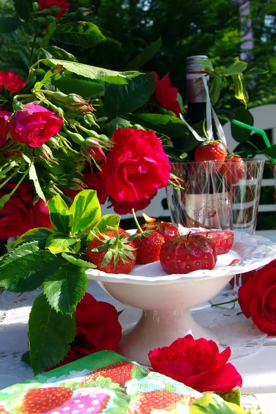 Décoration de table avec des fraises . — Photo
