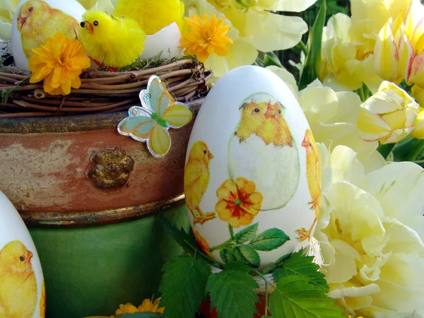 Easter egg handmade with napkin and yellow tulips — Stock Photo, Image
