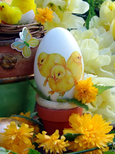 Paasei handgemaakte met servet en geel tulpen — Stockfoto