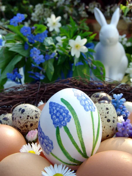 Huevo de Pascua hecho a mano con servilleta y muscari Fotos de stock