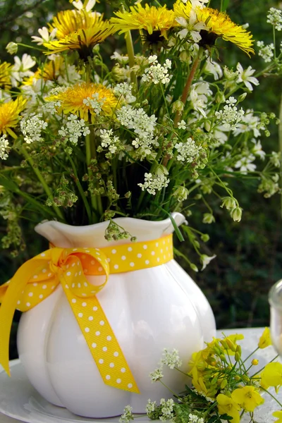 Dans le champ de canola-dans le jaune — Photo