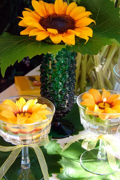 Table decoration with sunflowers. — Stock Photo, Image