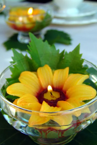 Tischdekoration mit Sonnenblumen. Stockbild