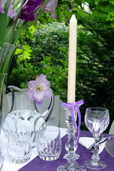 Decoração de mesa com gladíolo. Para o encontro romântico. — Fotografia de Stock