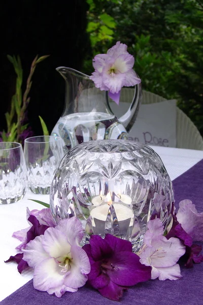 Decoración de mesa con gladiolo. Al encuentro romántico. — Foto de Stock