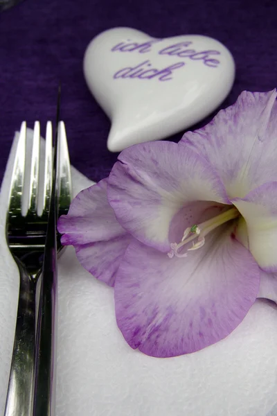 グラジオラスとテーブルの装飾。ロマンチックなランデブー — ストック写真