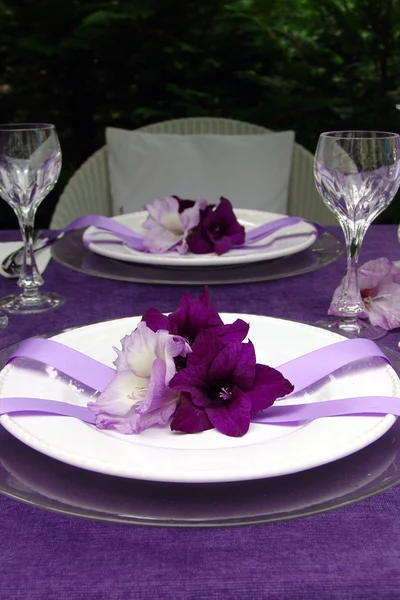 Decoración de mesa con gladiolo. Al encuentro romántico. Fotos de stock libres de derechos